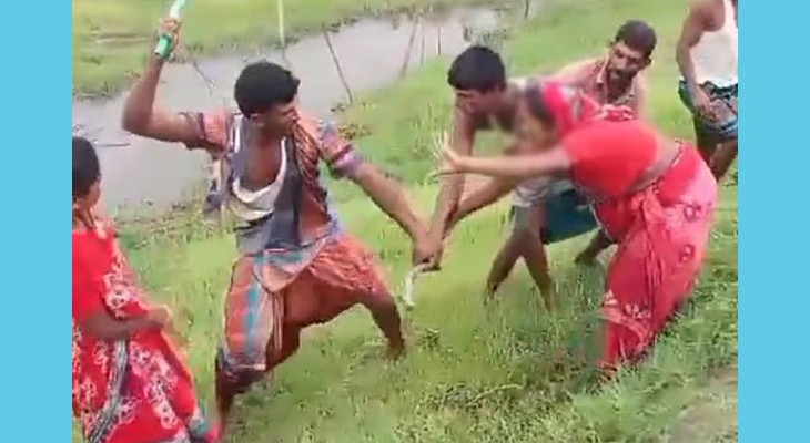 নোয়াখালীতে প্রকাশ্যে নারীকে পেটালেন যুবদল নেতা